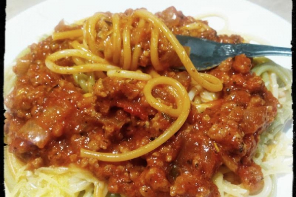 Spaghetti z mięsem mielonym w sosie pomidorowym