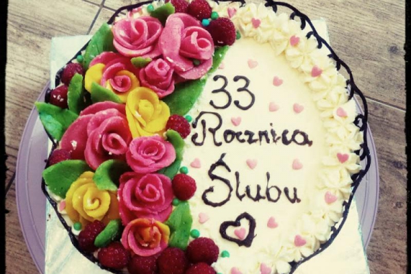 Tort śmietanowo - malinowy z czekoladową koronką