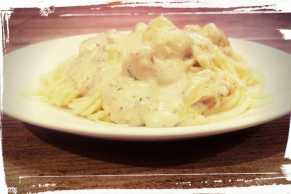 Makaron spaghetti z kurczakiem i sosem pieczarkowo-serowym