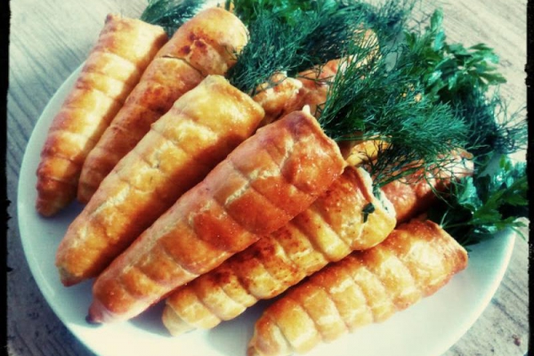 Marchewki z ciasta kruchego z sałatką pieczarkową