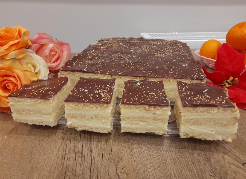 Sernik gotowany na kruchych plackach