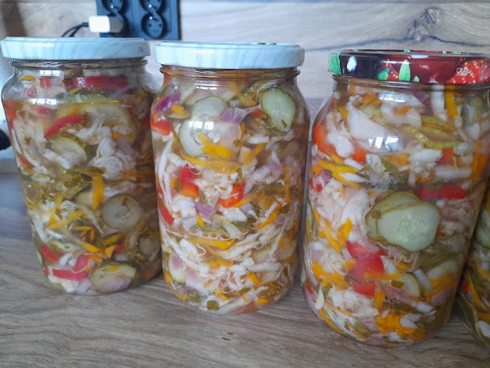 Sałatka z ogórków i kapusty na zimę