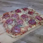 Pizza z kiełbasą
