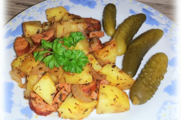 Ziemniaki z kiełbasą pieczone w rękawie