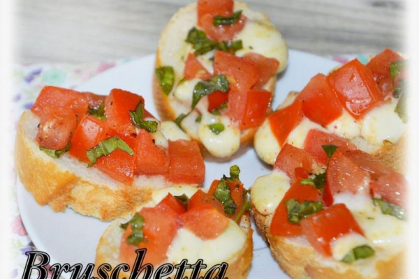 Bruschetta z pomidorami i bazylią