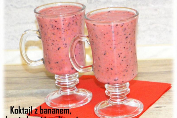 Koktajl z bananem, borówkami i malinami