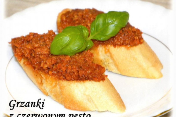Grzanki z czerwonym pesto