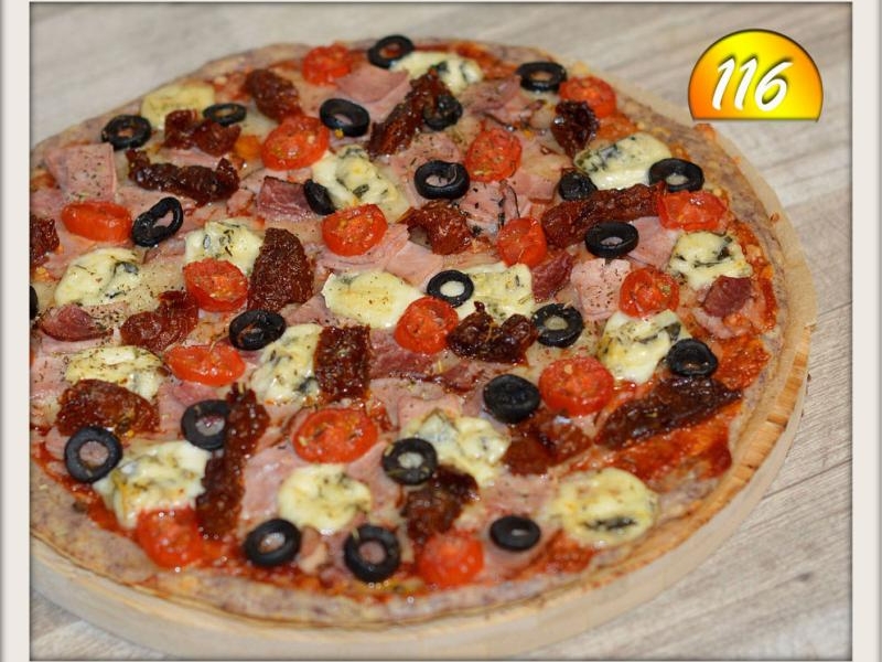 KETO pizza na twarogowym spodzie