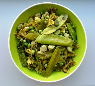 Makaron z zielonymi warzywami i pesto z rukoli
