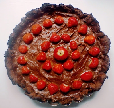 Mocno czekoladowa tarta z truskawkami