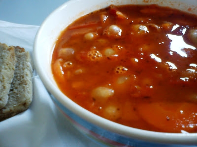 Grecka zupa z białej fasoli i pomidorów