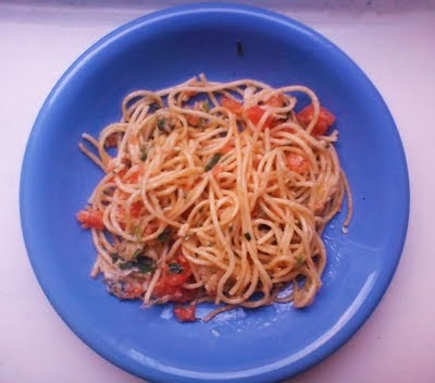 Makaron z oliwą, czosnkiem i pomidorami, okraszony mozzarellą