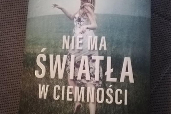 Nie ma światła w ciemności Claire Contreras recenzja