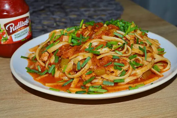 Spaghetti z sosem pomidorowym i warzywami