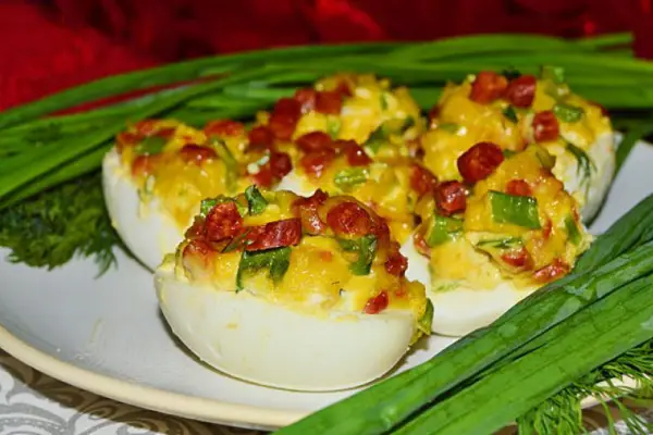 Jajka faszerowane kabanosami i szczypiorem