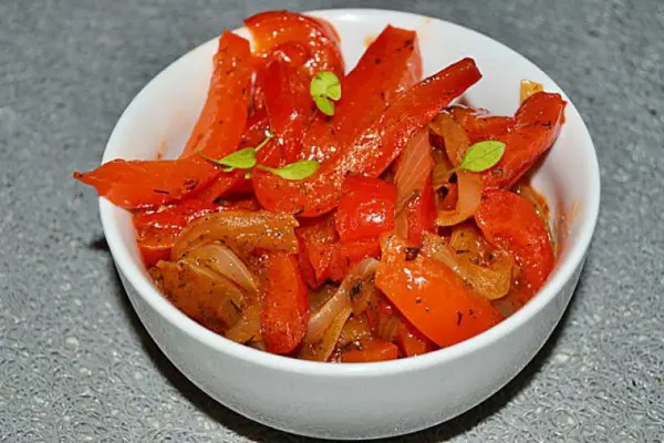 Sałatka z konserwowej papryki i cebuli w ketchupie