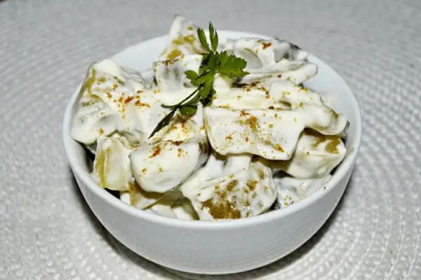 Sałatka z ogórków kiszonych z jogurtem greckim i kminem rzymskim (kumin)