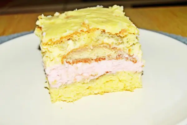 Ciasto biszkoptowe z masami wanilia i truskawka
