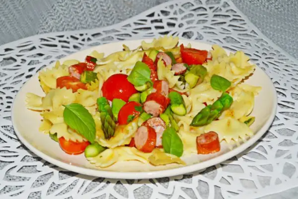 Makaron z pomidorkami, szparagami i kiełbaskami