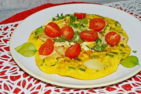 Serowy omlet z ziemniakami, szparagami i papryką