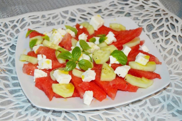 Sałatka z arbuza, ogórka i sera feta