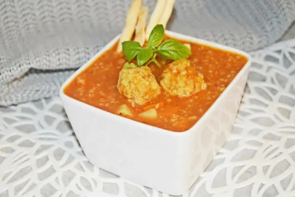 Zupa pomidorowa z kaszą i pulpecikami