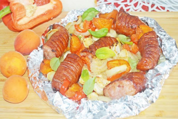 Kiełbasa pieczona z warzywami i morelami
