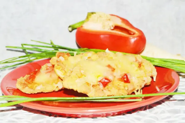 Panierowane piersi z kurczaka zapiekane z warzywami i serem