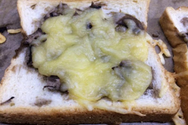 Zapiekanki z pieczarkami! Przygotuj w domu najlepszy polski fast food