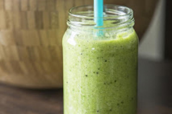 Wiosenny koktajl oczyszczający z pietruszką, bananem i kiwi