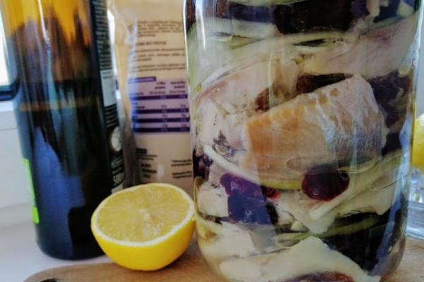 Śledzie z suszonymi owocami, czyli świąteczne śledzie tutti frutti