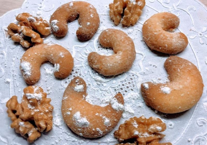 Bardzo kruche rogaliki orzechowe