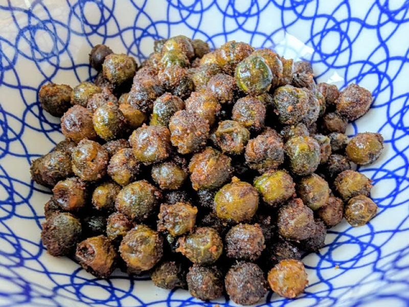 Chrupiący groszek prażony w air fryerze. Pyszna i zdrowa przekąska