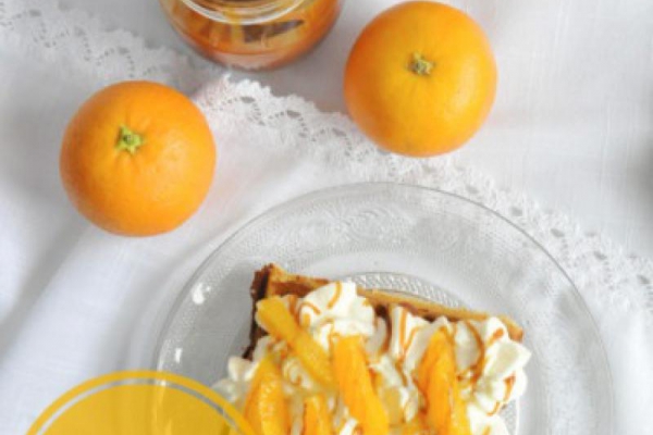 Pomarańczowe gofry ze śmietaną, sosem karmelowym i pomarańczami