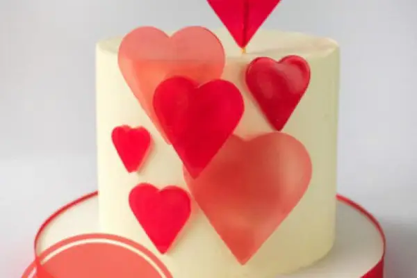 Walentynkowy tort z sercami z izomaltu