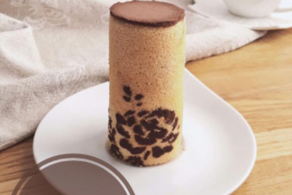 Joconde cake ze wzorem z szablonu z czekoladą i wiśniami