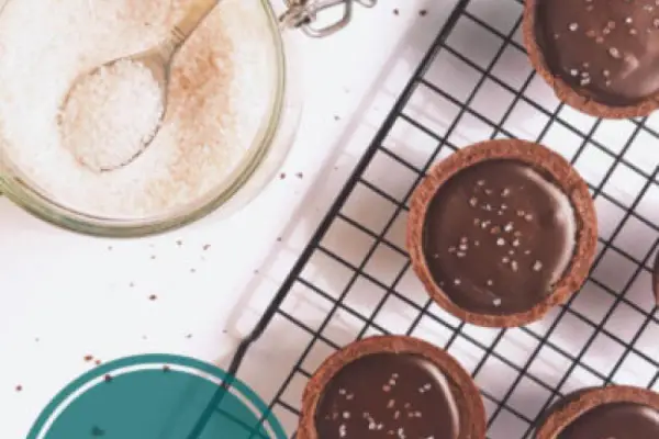 Rozpustne kruche mini tarty – solony karmel i czekolada!