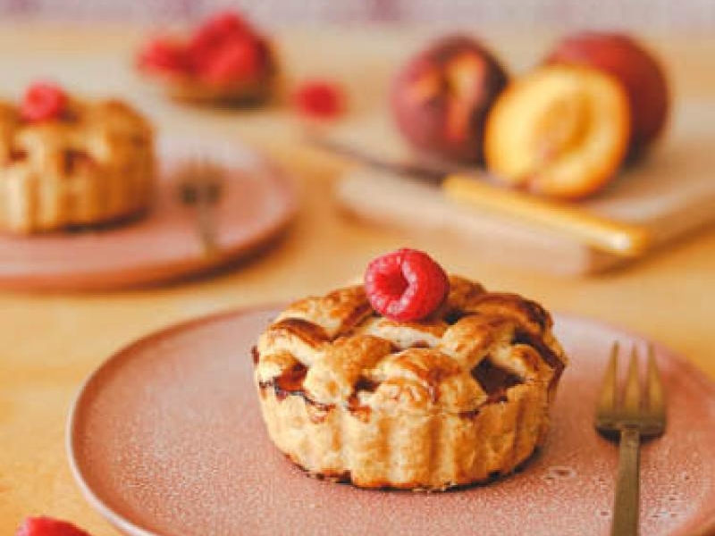 Melba mini pie – tartaletka brzoskwinia / malina z kratką