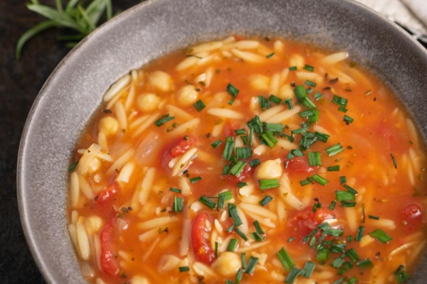 Włoska zupa pomidorowa z ciecierzycą i makaronem orzo