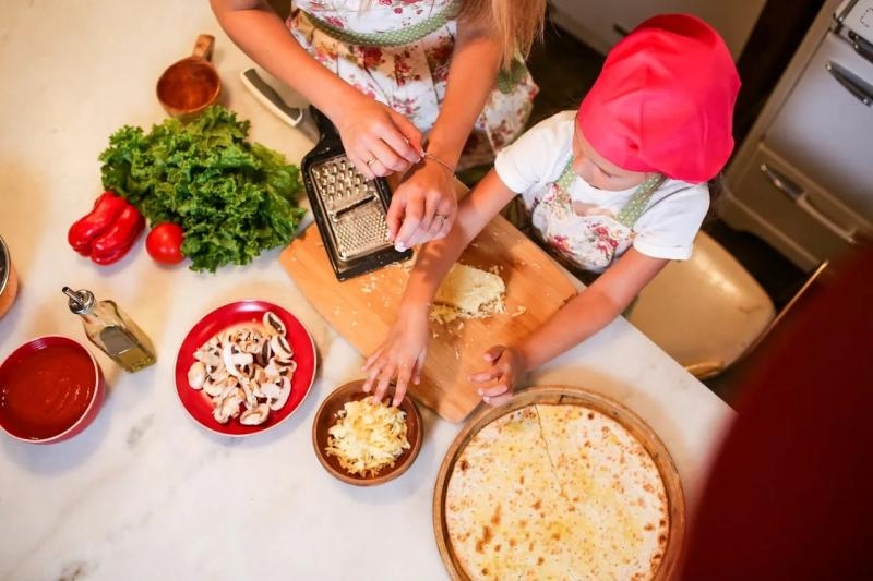 Pomocnik kuchenny dla dziecka – nauka przez zabawę w codziennych obowiązkach