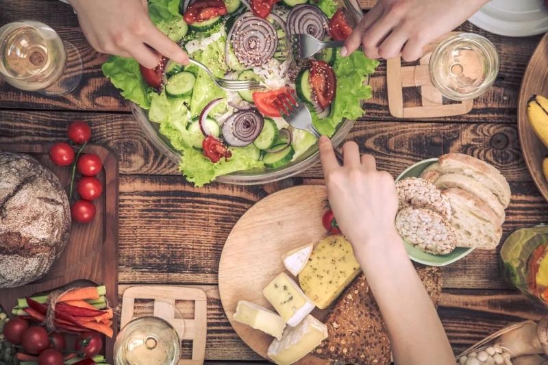 Zdrowy sen a dieta – co jeść wieczorem, a czego unikać?
