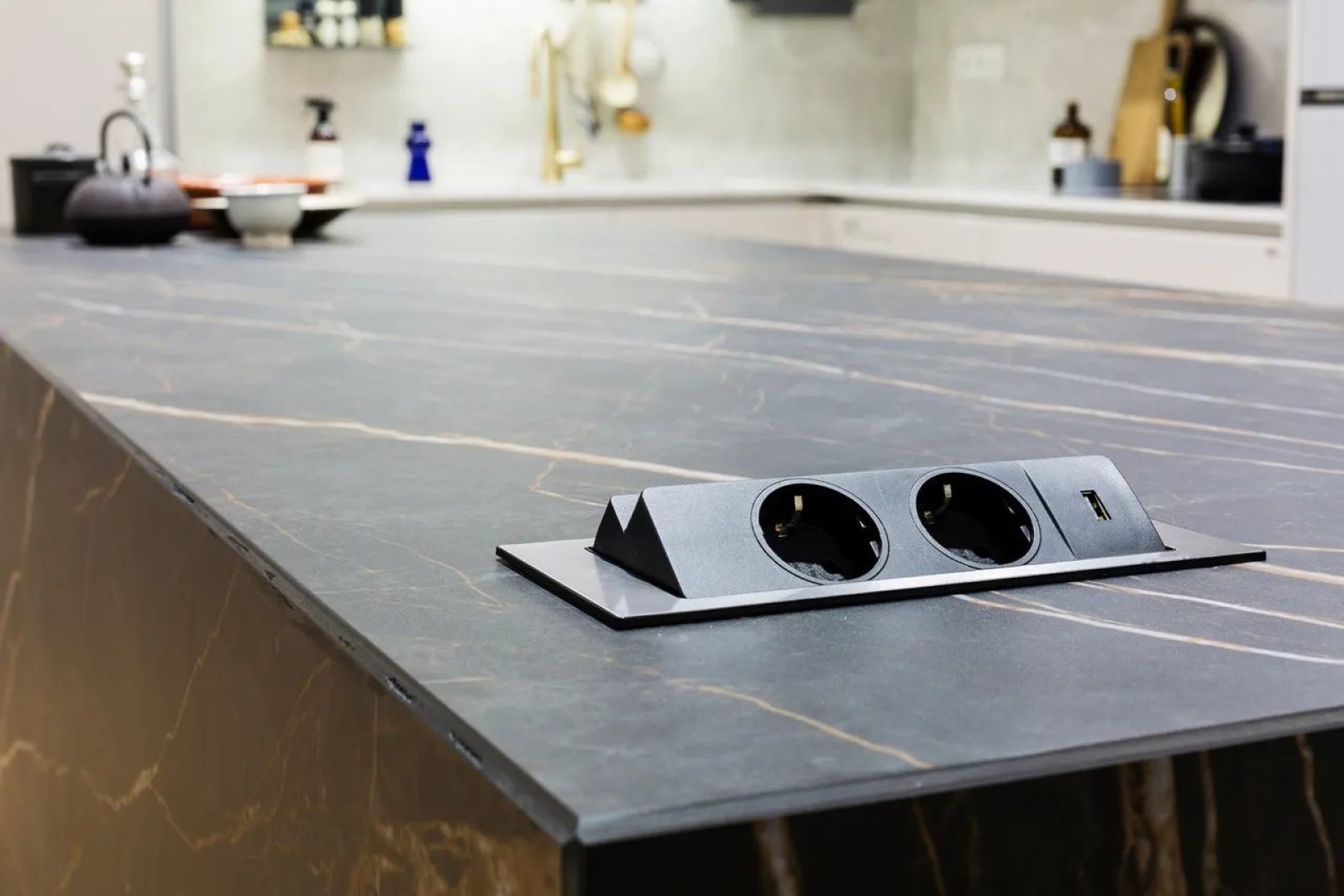 Wyspa kuchenna jako centrum dowodzenia – jak zintegrować strefę gotowania z gniazdkami blatowymi i oświetleniem?