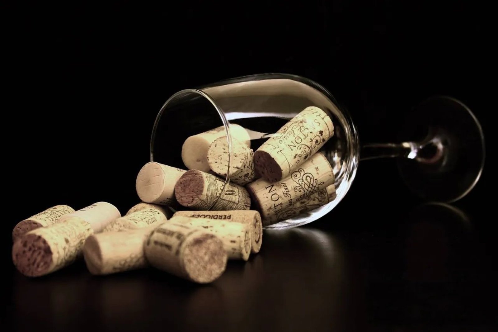 Jak prawidłowo umyć i zdezynfekować duży gąsior na wino? Sprawdzone sposoby na trudne osady