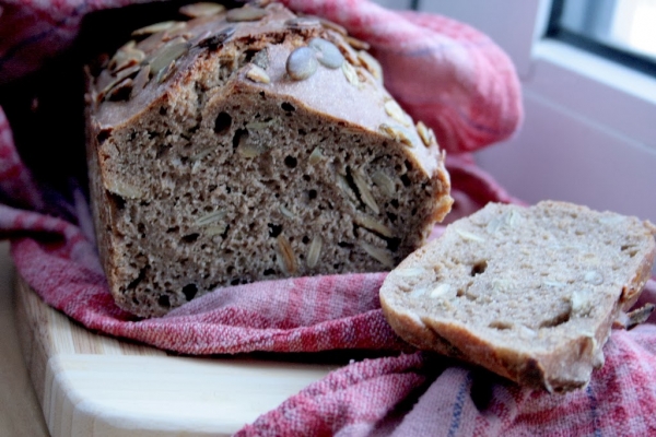 Chleb żytni razowy na zakwasie z pestkami dyni