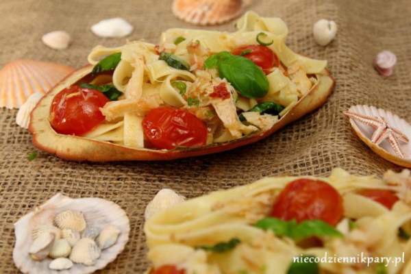 Tagliatelle z mięsem kraba