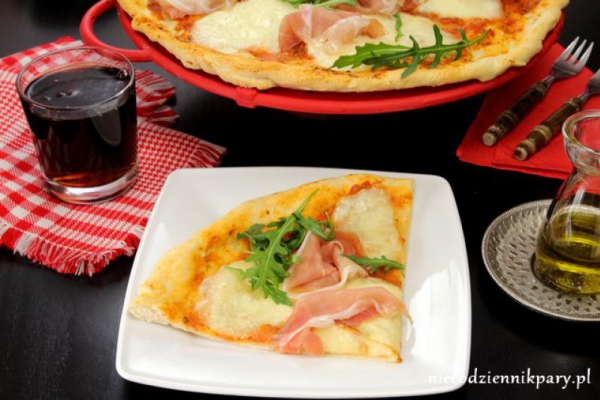 Pizza z prosciutto i mozzarellą