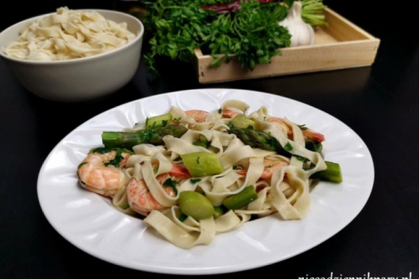 Tagliatelle z krewetkami i szparagami
