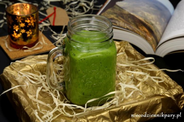 Smoothie z mango, szpinaku i banana
