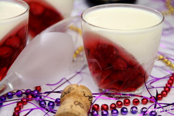 Panna cotta z galaretką z wina musującego