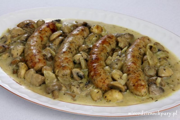 Biała kiełbasa pieczona z pieczarkami